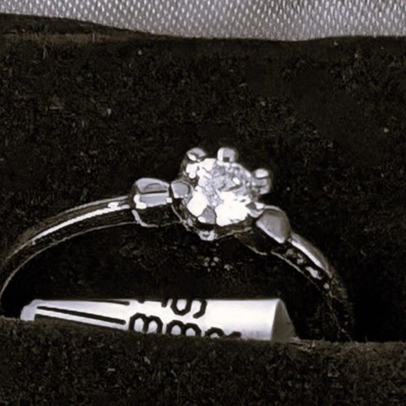 Fashion Jewelry Jewelry - Petite Ladies Fashion / Promise Solitaire Ring .925 Sterling Silver